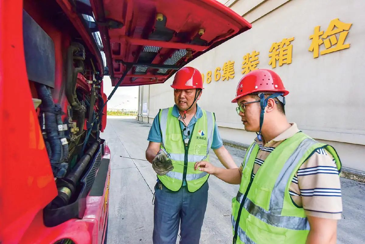 助力黃石建億噸大港——記湖北省工人先鋒號黃石天海航運有限公司港區(qū)事業(yè)部拖車班